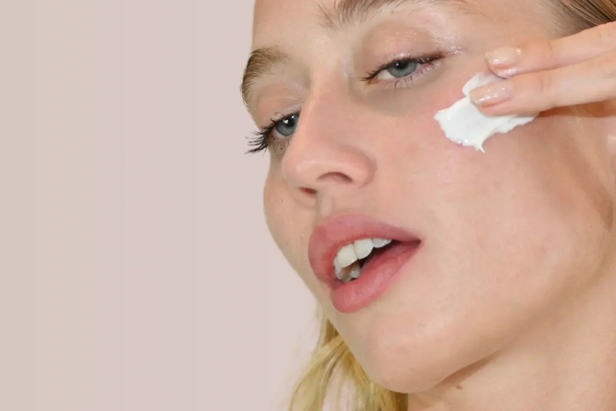 THE IMPORTANCE OF DAILY SKIN MOISTURIZING