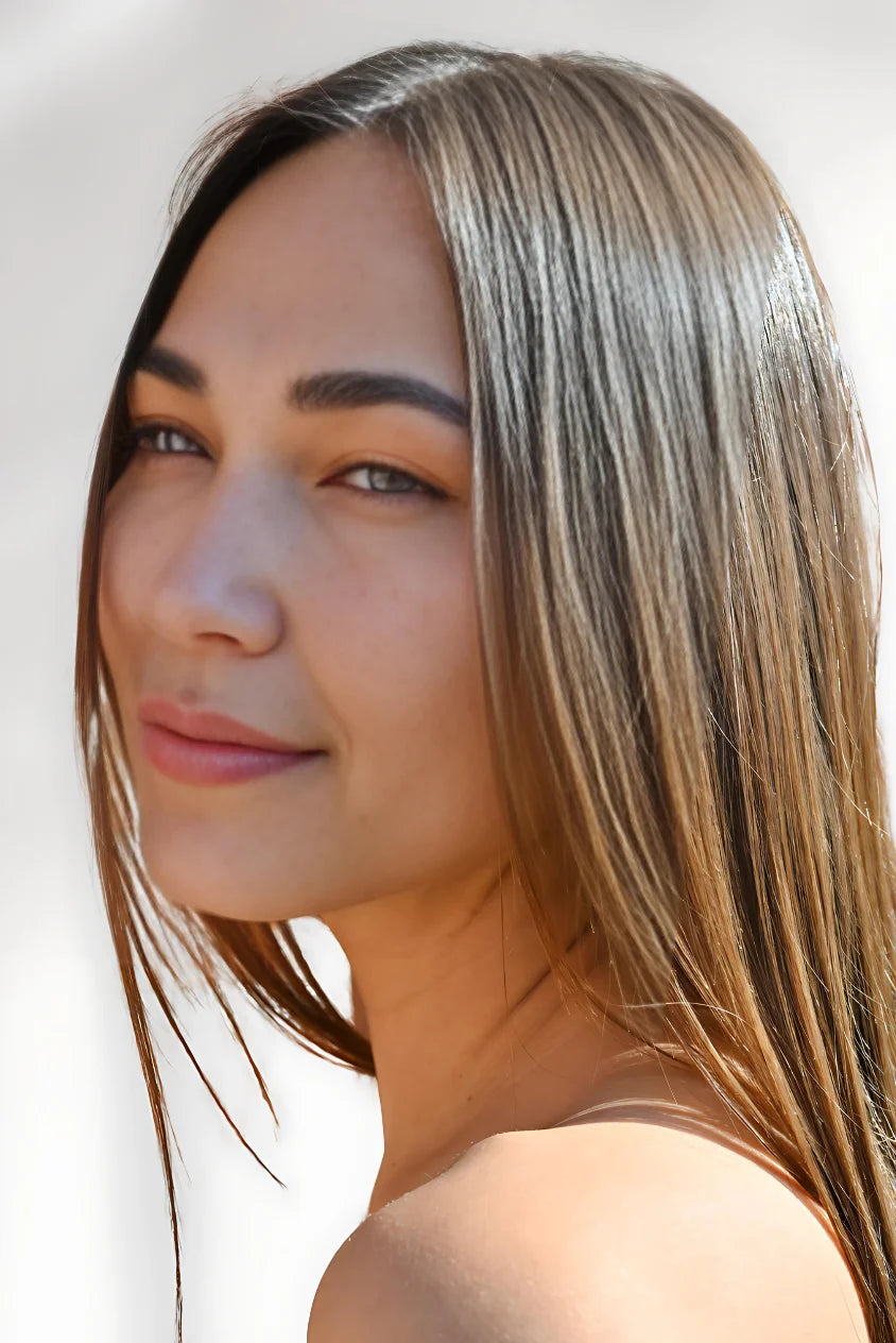 Woman with smooth, hydrated skin and natural glow, illustrating results of hyaluronic acid serum for hydration and skin barrier support